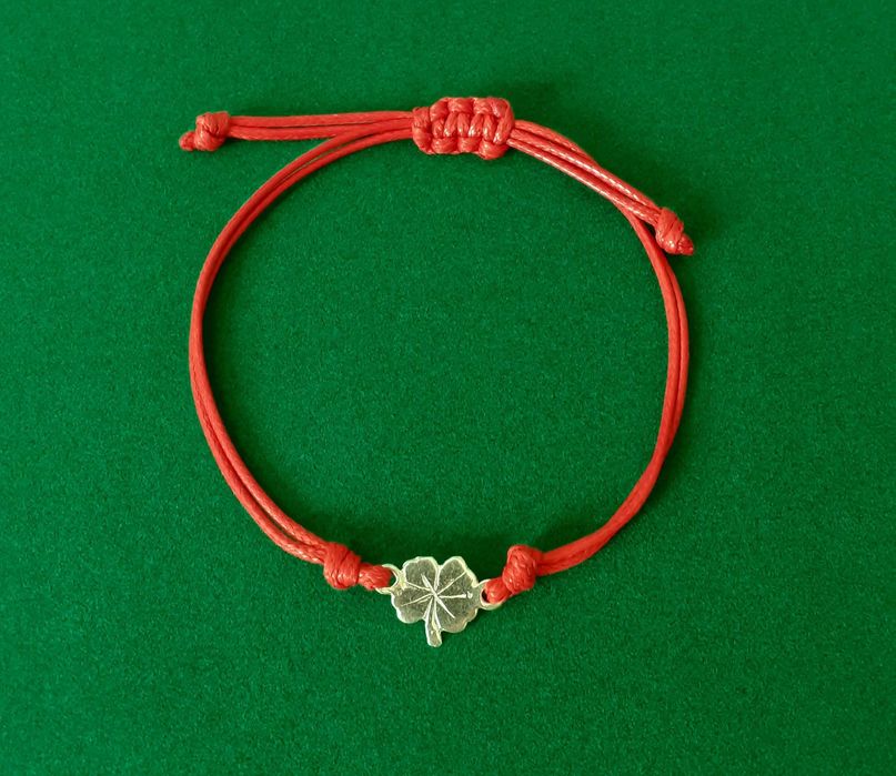 Гривна червен конец със сребро