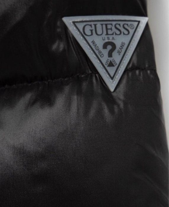 Пухено яке от колекция Guess.
