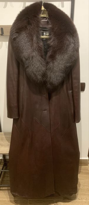 Vând haine de blanā si piele, de damā.