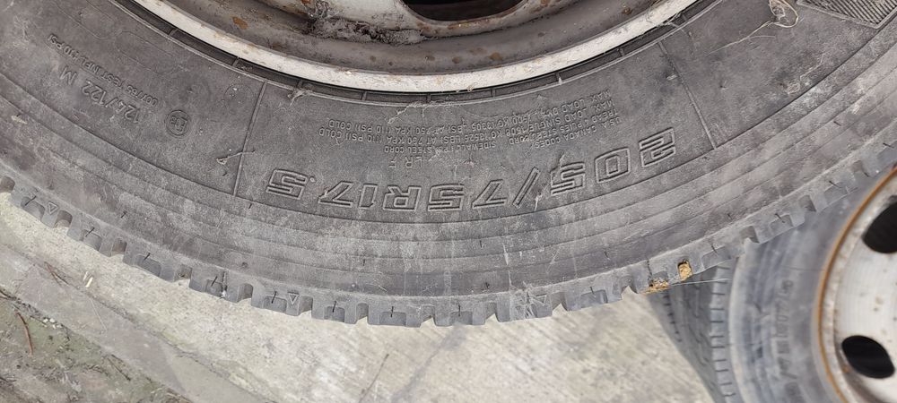 Anvelope mercedes vario 205 75 17,5  cu uzura foarte mica