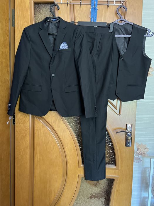 Костюм-тройка 42 и 28 размеров