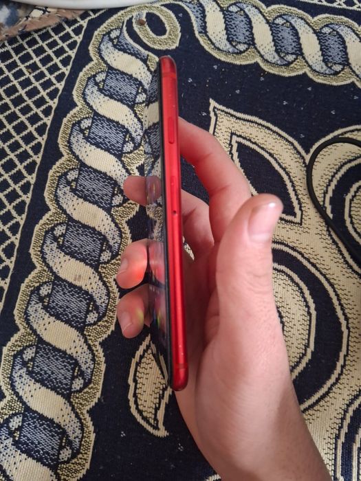 Айфон се 2020 қызыл түсті