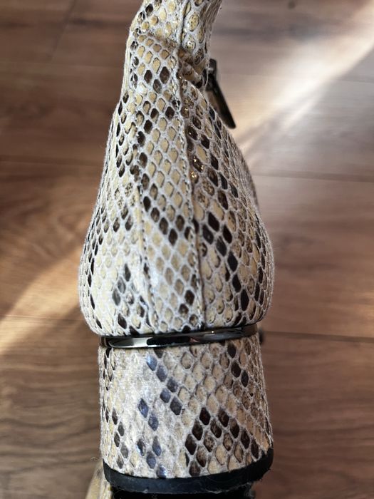 Стилни дамски боти