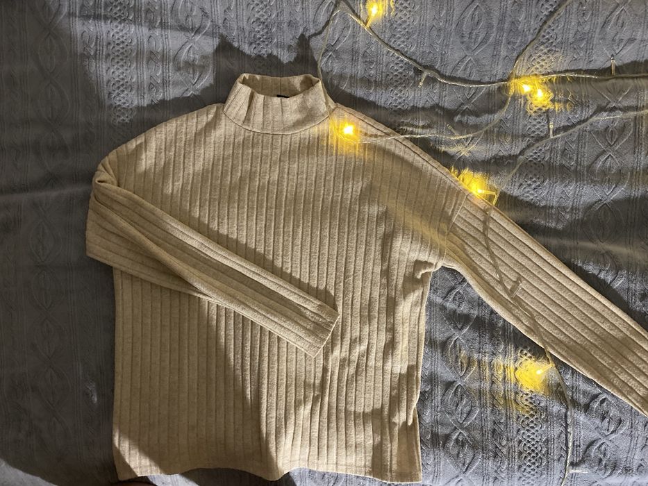 новая бежевая водолазка