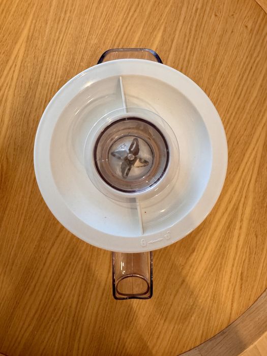 Vând blender Philips Daily Collection Blender 400W, în stare foarte bună, perfect funcțional