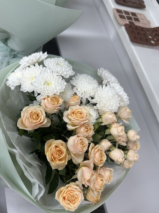 Букеты из хризантем, розы