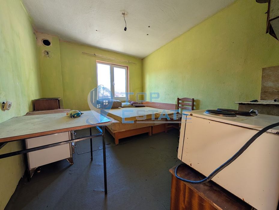 Двуетажна масивна къща с панорама в центъра на град Плачковци