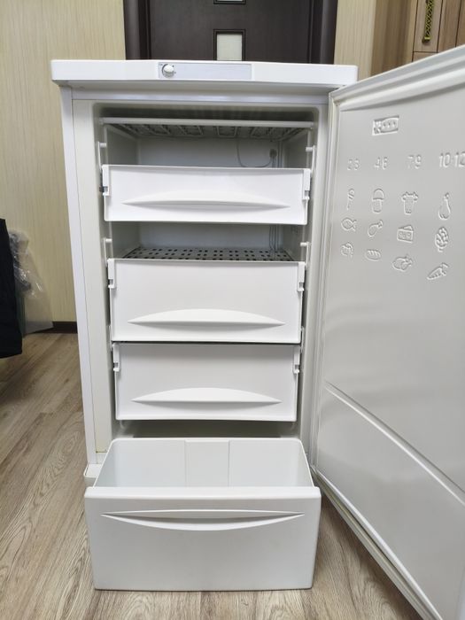 Продам морозильник  Indesit SFR100