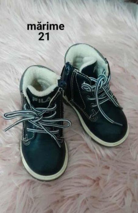 Vînd încălțăminte pentru copii