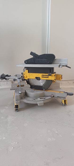 Торцовочная пила Dewalt