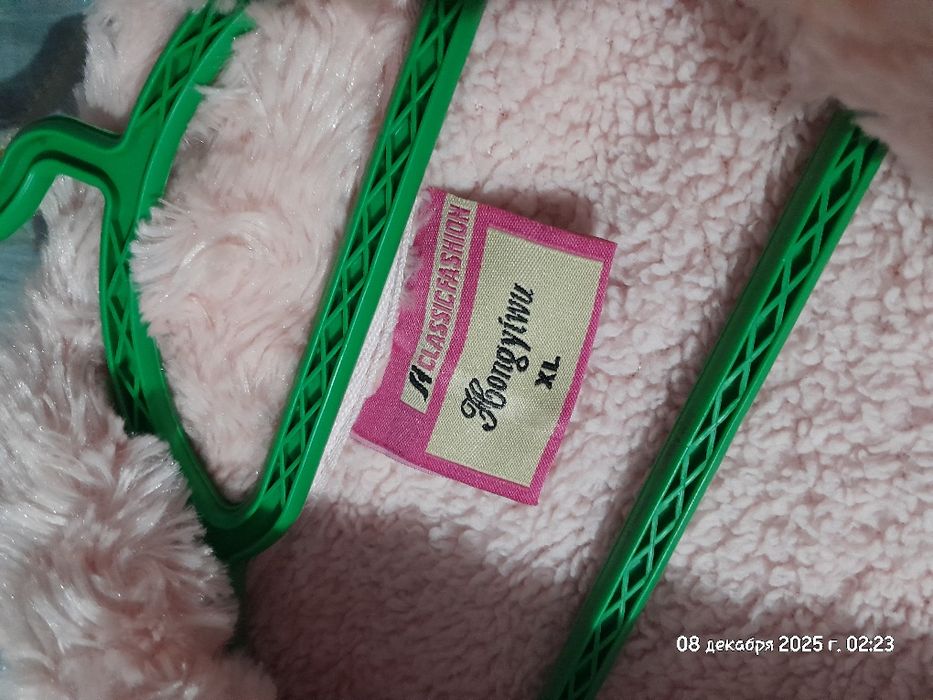 Розовая пушистая куртка