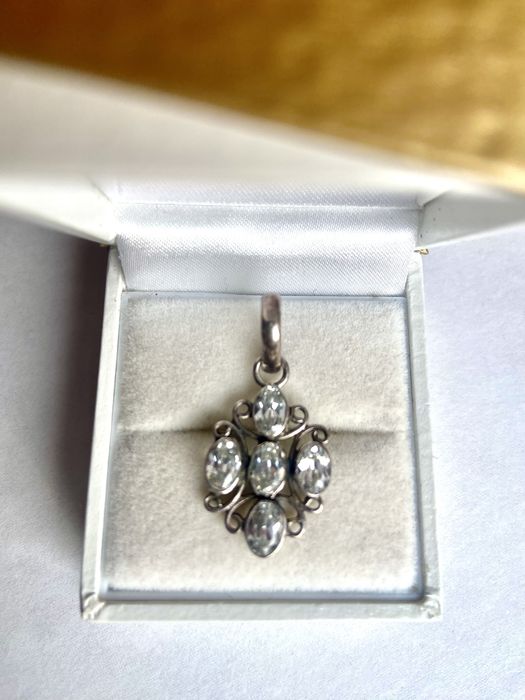 Pandantiv din argint cu pietre