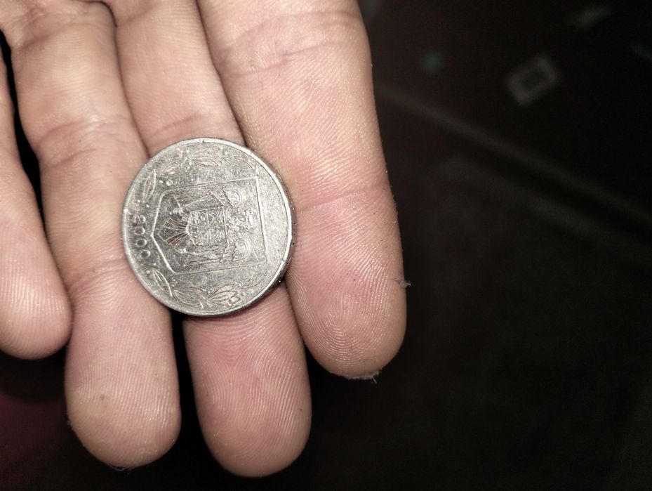 Vand monede 500 lei an 2000    Stare buna