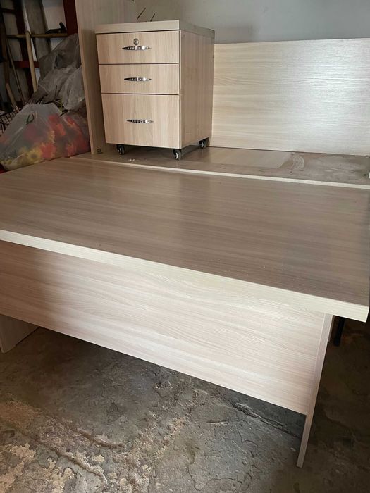 Офисный стол с тумбами и стулья