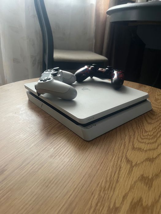 PS4 с два джойстика