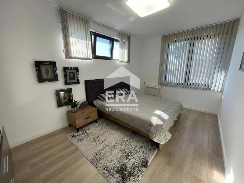 Триетажна обзаведена къща за продажба, с двор, басейн и 2 паркоместа,