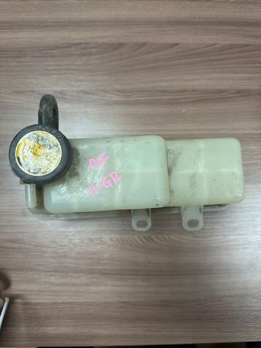 Бачек омывателя на тайота Альфард