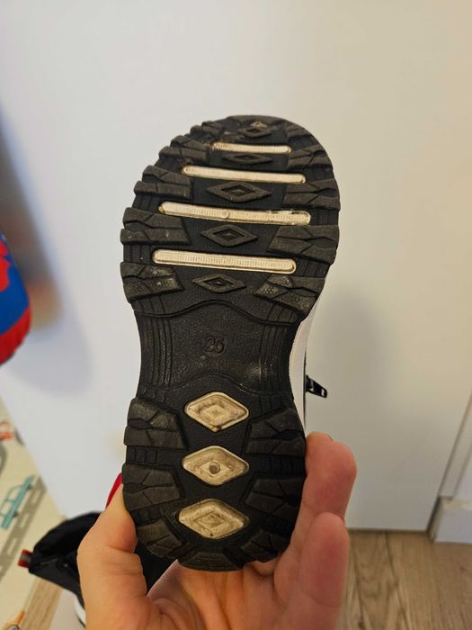 Se doneaza cizme copii marimea 25