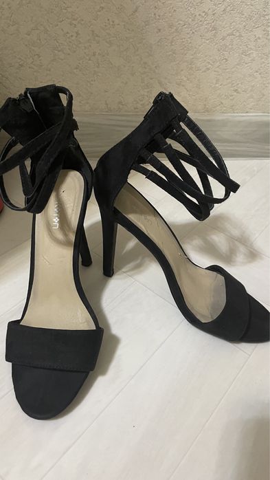 Платья нарядные , обувь