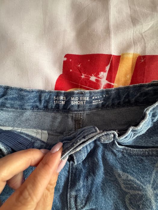 Продавам къси дънкови панталонки за момиченце