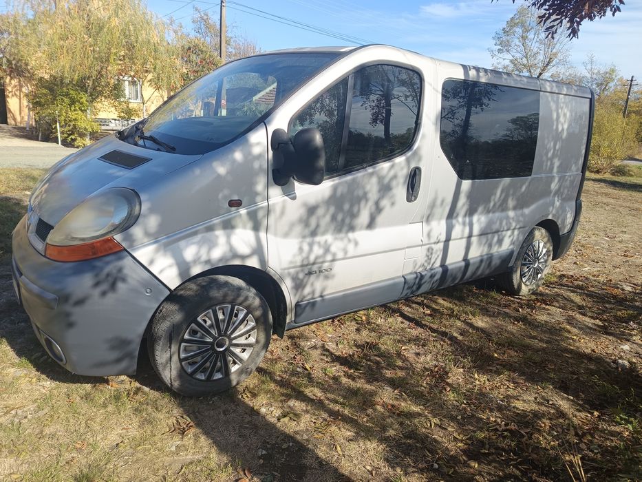 Vând Renault trafic an 2003 motor 1.9 DCI șase viteze acte la ziua fără fiscal