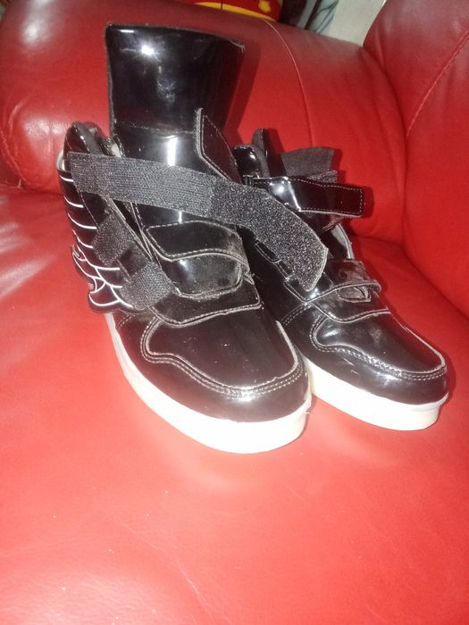 Papuci de vânzare se  aprind