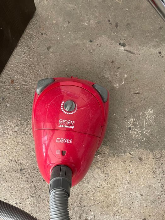 Vând aspirator , 750 W
