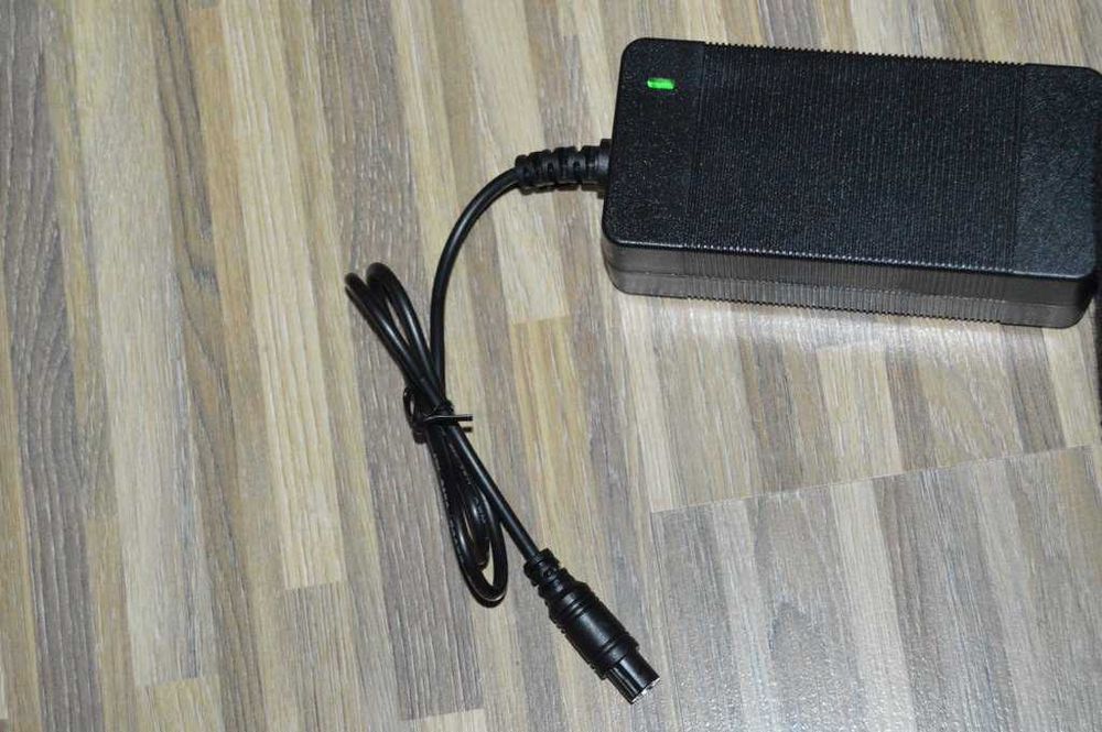 Incărcător trotineta XT-4210B 42V, 2A, mufă cu 3 pini, nou