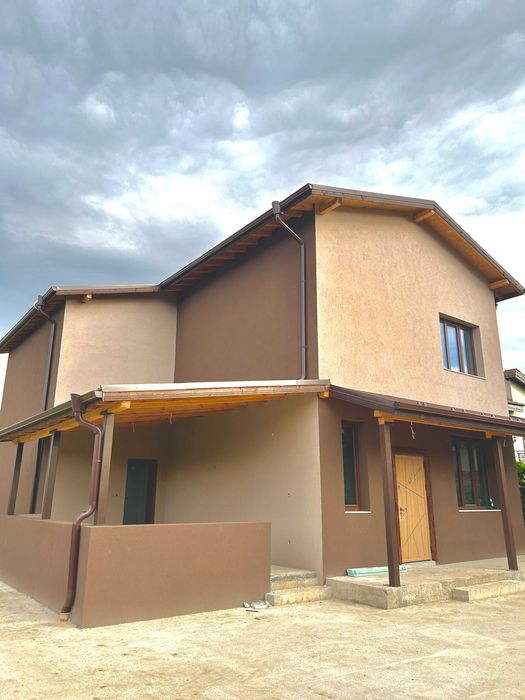 Продаваме двуетажна къща в с. Голяновци