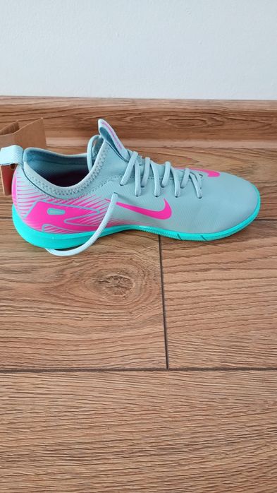 Adidași de vânzare