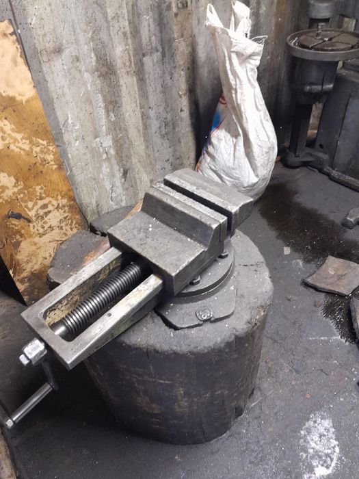 Токарный станок , в рабочем состоянии вместе с контейнером