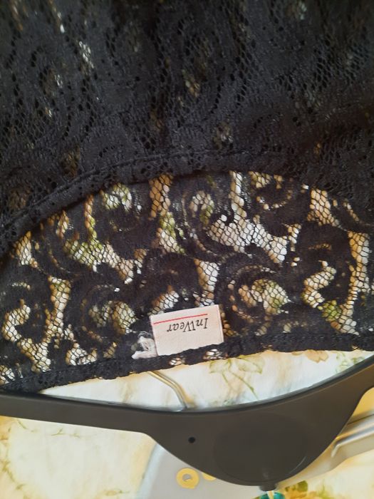 Delicată bluza neagra din dantela mărimea 40-42