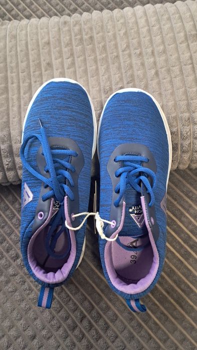 Чисто нови маратонки,подходящи за спорт.