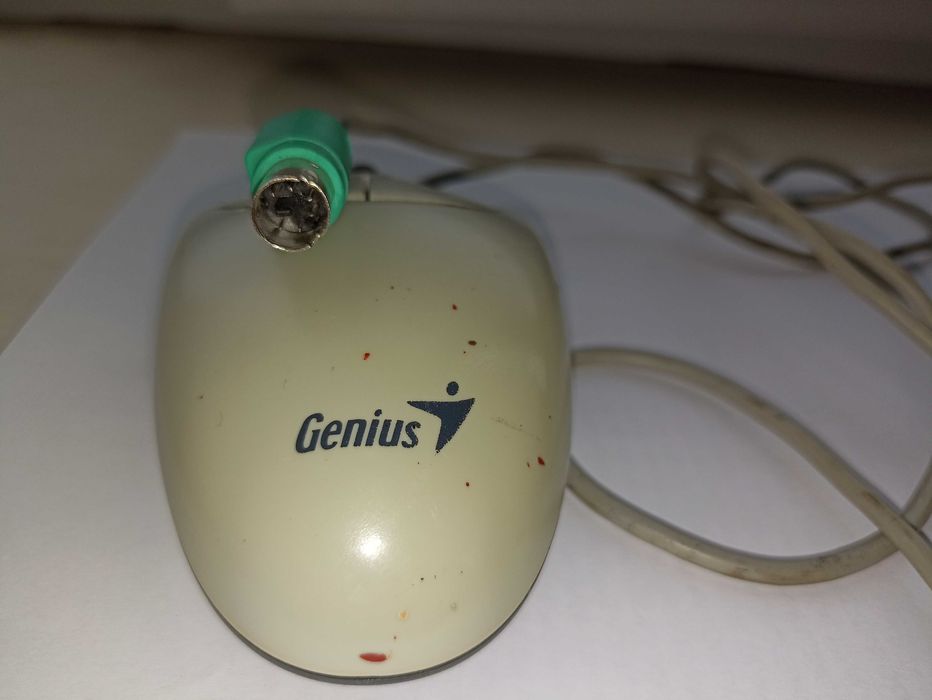 Старая компьютерная мышь Genius