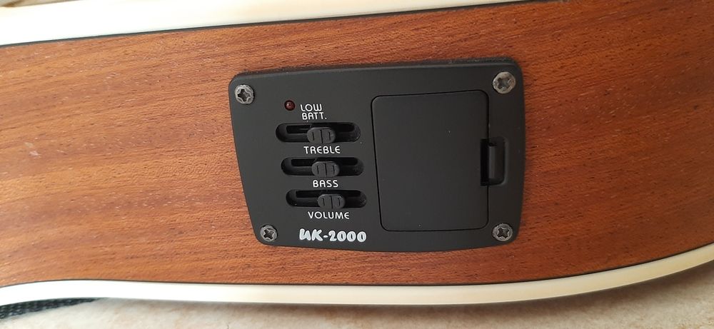 Mini chitară electroacustica