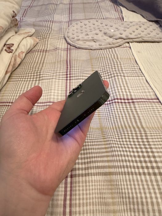 Продается iPhone 13 Pro Max 256GB в цвете Alpine Green.