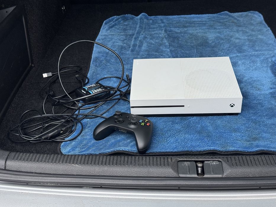 Xbox One S 1Tb +controller