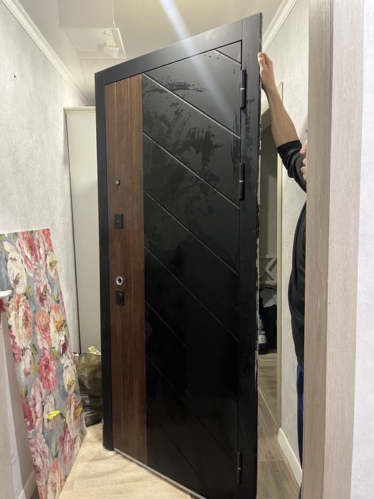 Продам металлическую дверь