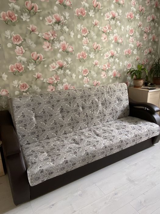 Диван трехматрасный в отличном состоянии