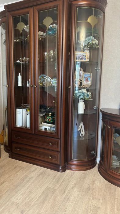 Продам комод, сервант в отличном состоянии