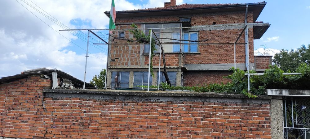 Продавам масивна къща на 3 етажа.