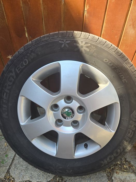 Джанти с гуми за Шкода Октавия оригинални с чисто нови летни гуми .