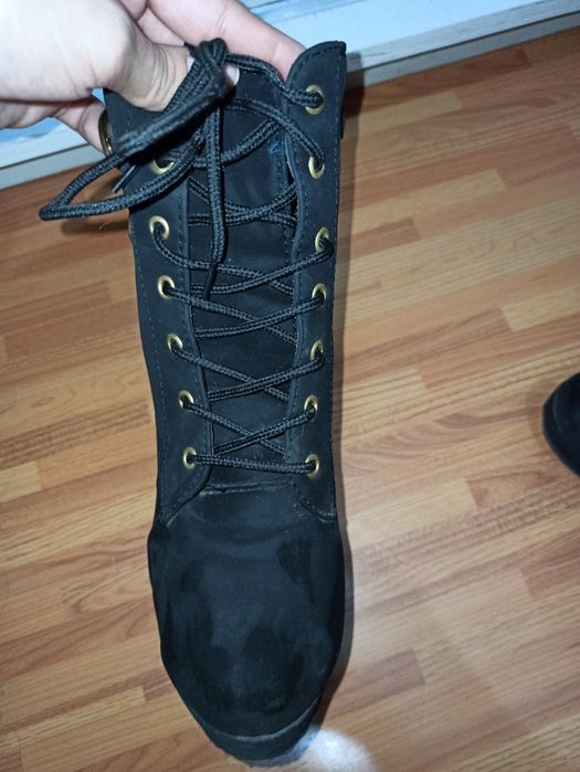 Botine negre cu detalii aurii