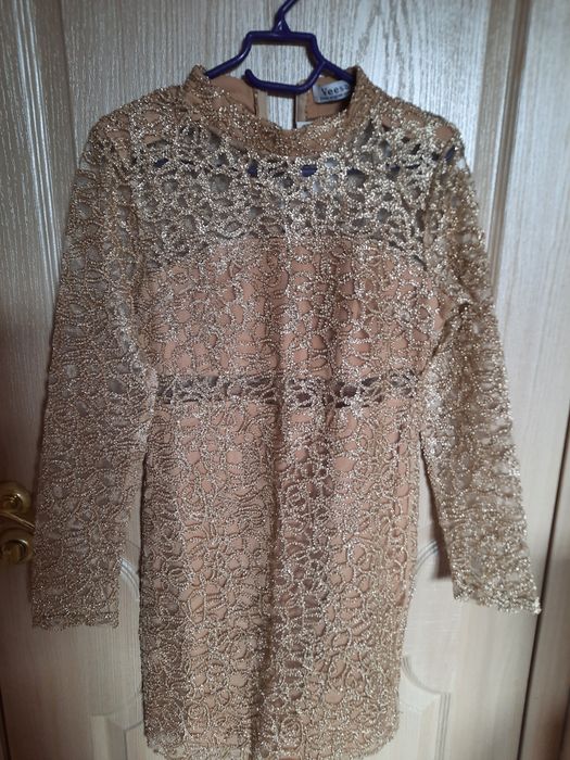 Платье золотистого цвета