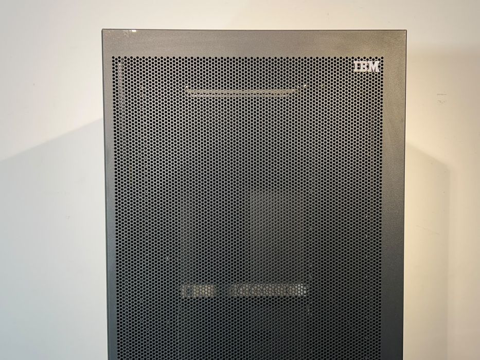 Rack Server IBM de Podea pe Roți, Dulap Cabinet Închis