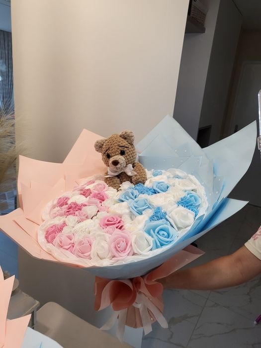 Букет вечни рози бебе памперси бонбони персонализиран рожден ден юбиле