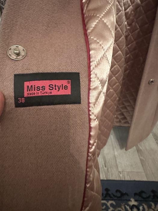 Пальто женское коралловое