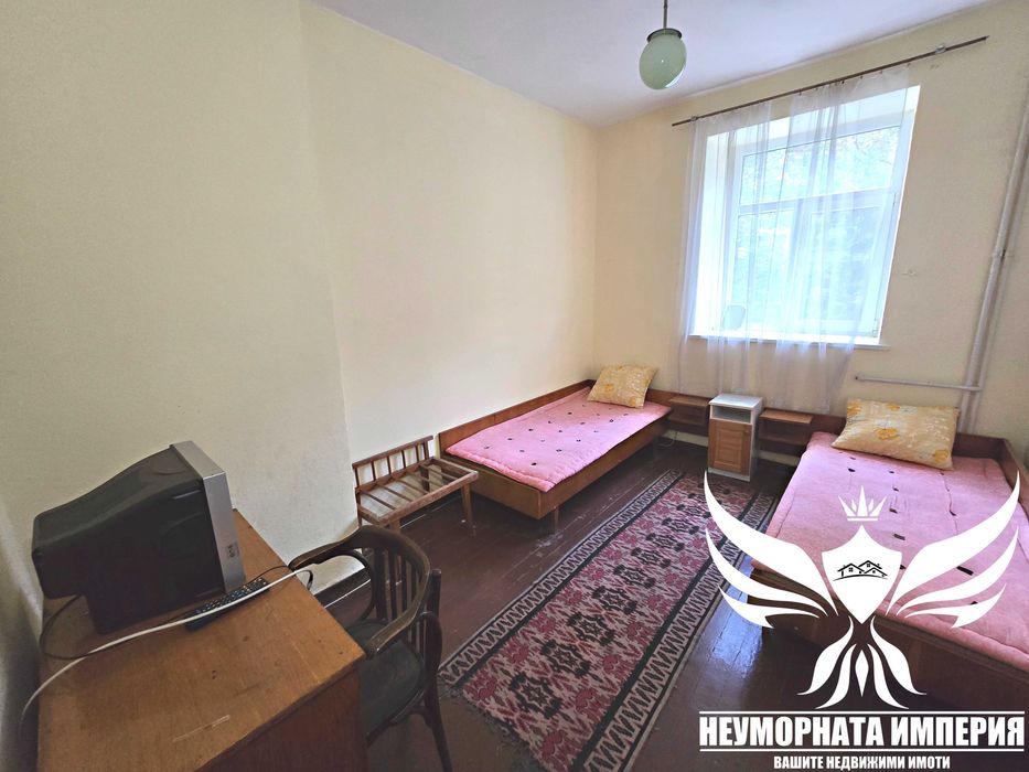 Продавам триетажен хотел с РЗП 870кв и парцел 830кв. в Нареченски Бани