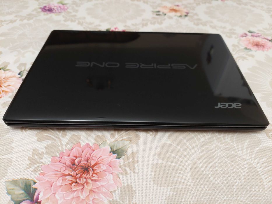 Лаптоп Acer Aspire One 756-877; отлично състояние; с предпазен калъф
