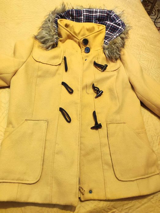 Продавам късо дамско палто Stradivarius